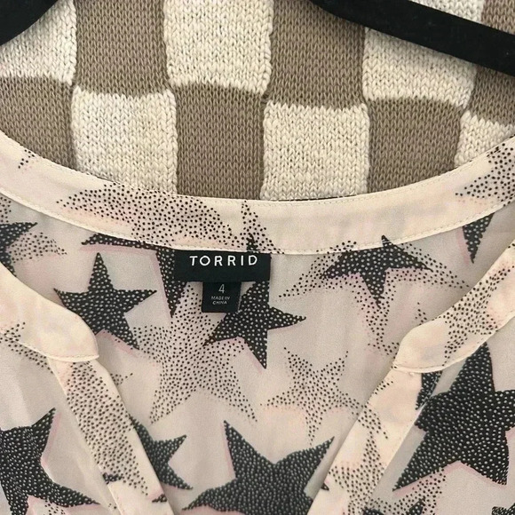 TORRID STARS BLOUSE SIZE 4 - Picture 2 of 4